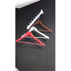 PERCHERO INCLINADO A PARED